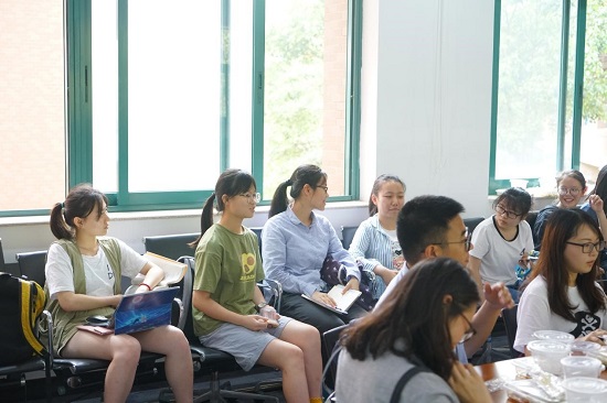 与会学生积极发言