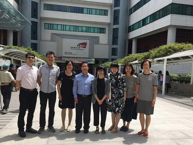  与香港城市大学副校长何敏贤教授及应用社会科学系部分老师合影