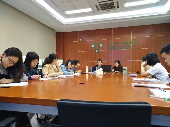 刘颂杰老师讲话，同学们认真聆听