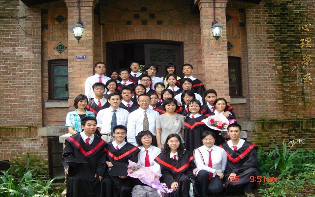 南校园yl1111永利集团旧楼）前合影