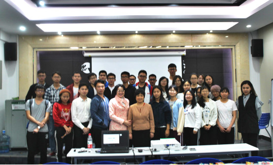 参与讲座的老师和同学们合影