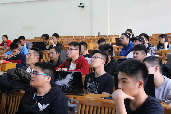 同学们用心聆听