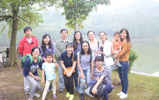 图2参加大夫山秋游的部分教工合影