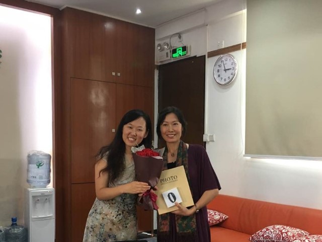 张书记代表全系老师向王老师赠送鲜花与纪念册