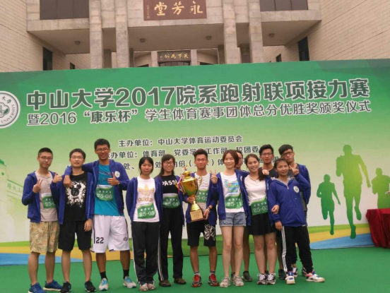 我系参赛队员合影