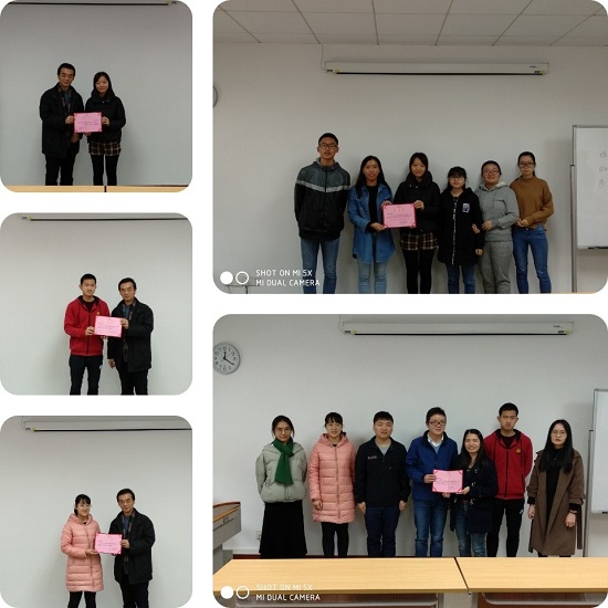 曹教授和高主任为辛勤付出的同学们颁发荣誉证书