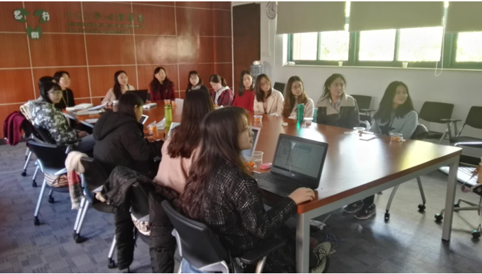 老师、党员和群众共同参与本科生预备党员转正答辩会