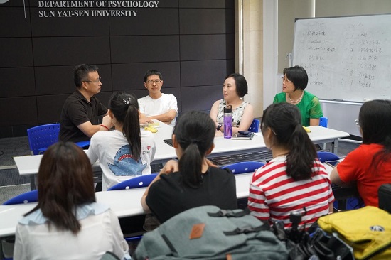 老师们针对学生提出的教学问题互相讨论