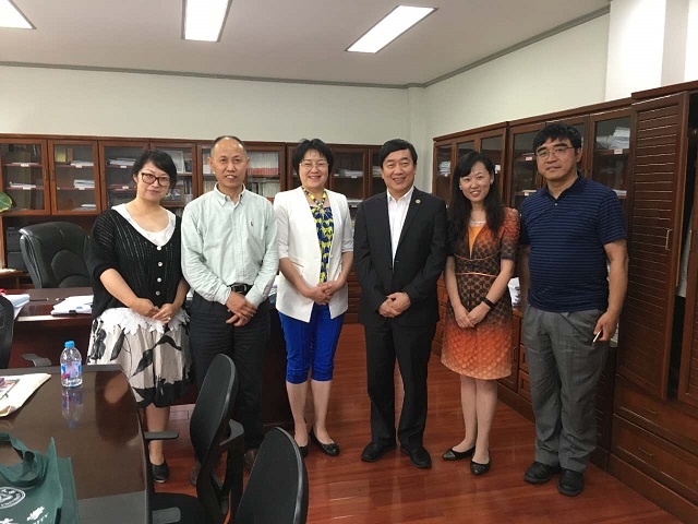 许宁生校长等合影 