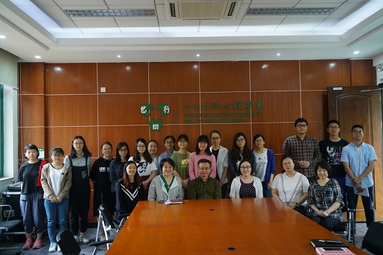 部分与会人员合影留念.