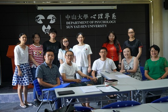 部分与会学生与老师合影