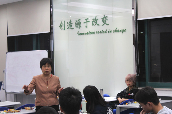 黄敏儿老师回答同学们的问题并与同学们讨论