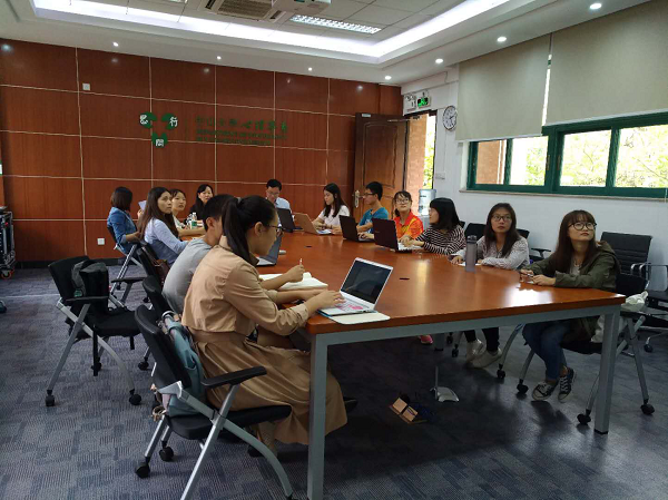 （同学们认真地学习与记录）