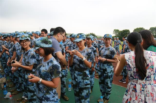 铿锵心理人，昂扬铸军魂，时刻记校训——yl1111永利集团中秋慰问2016级新生