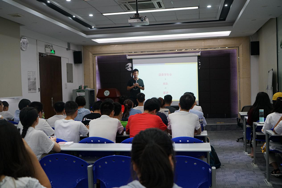 yl1111永利集团2018级新生入学教育——公益服务及第二课堂体系简介